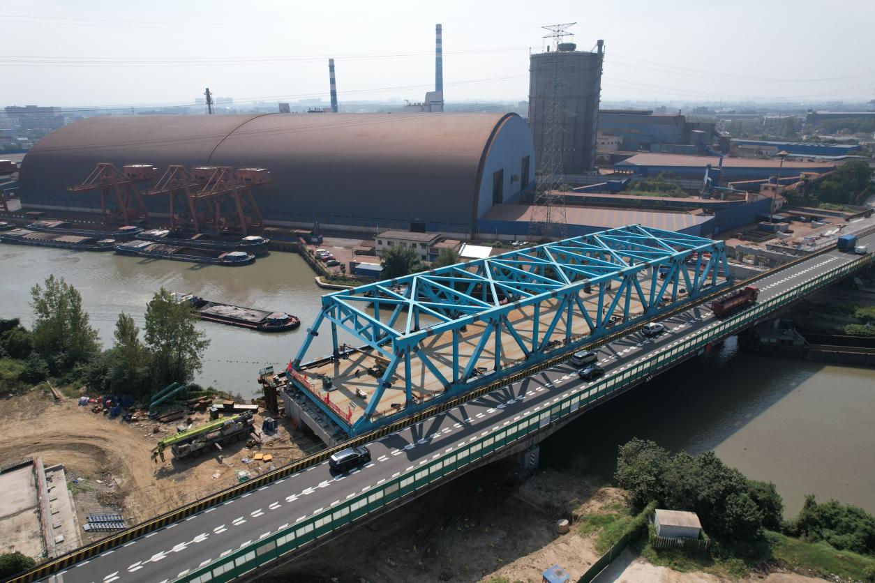 【一线传声】中交二航局沪武高速项目申张线大桥钢桁梁落梁顺利完成.docx