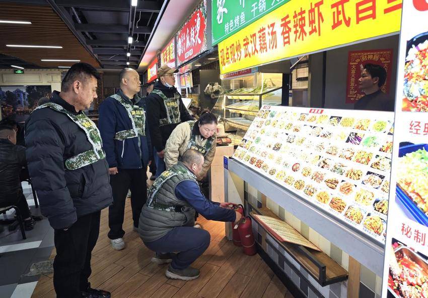 武昌区大东门社区：织密安全防护网 携手民兵开展夜间消防安全突击检查.docx