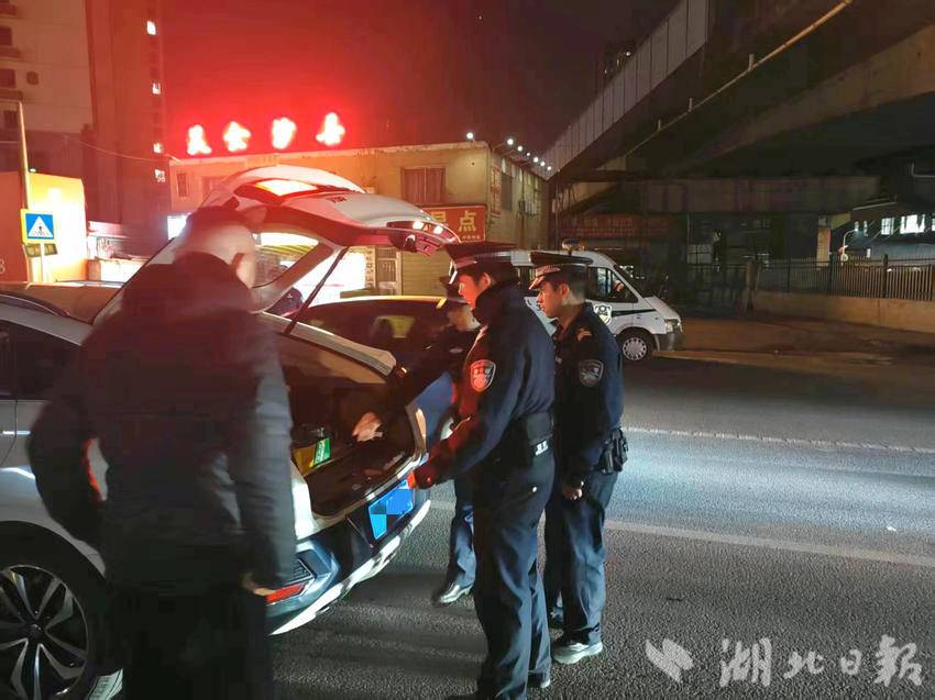 民警盘查车辆