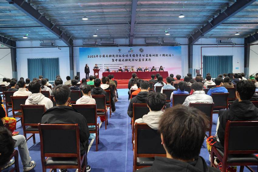 全国龙狮运动公益培训班在孝感弘极体育艺术高级中学开班.docx