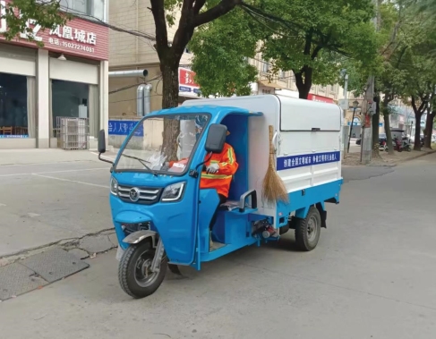 图为环卫工人“摇铃收灰”现场。