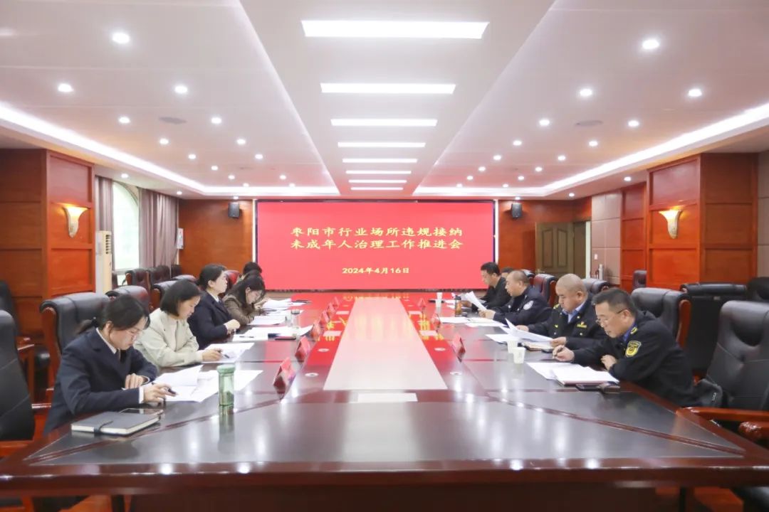 人民监督员陈金贵（左二）