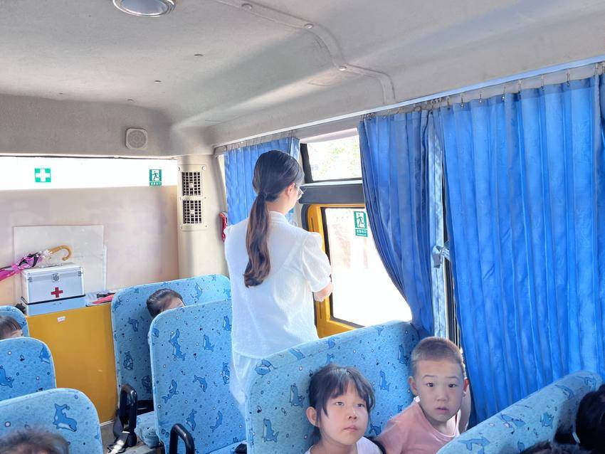 谷城县黄岗分园开展校车消防应急疏散安全演练，守护幼儿安全
