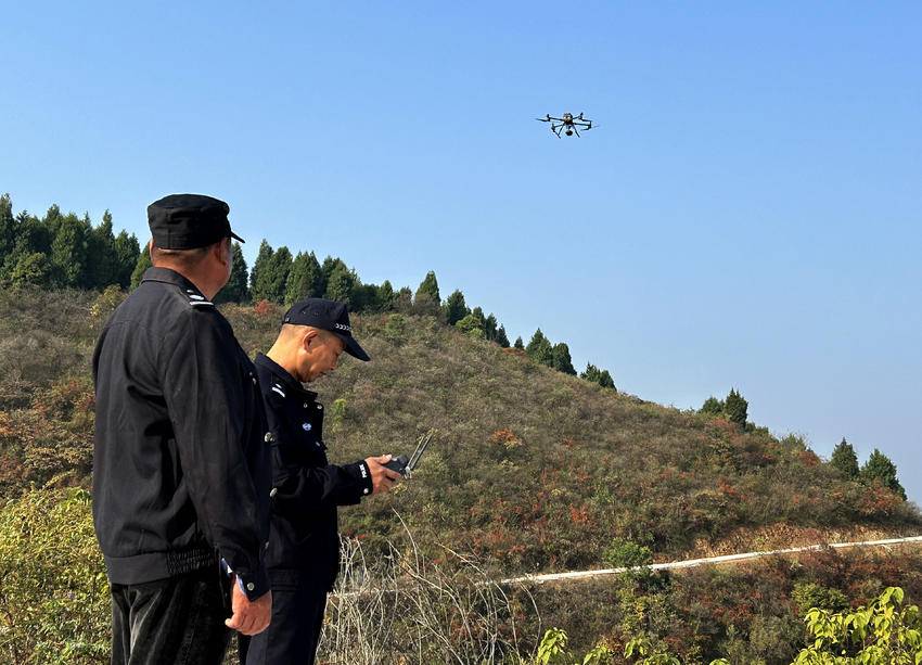 “空网”则依托无人机编队构建空中巡查体系。搭载热成像仪与告警系统的无人机，每周不定时对恐龙蛋保护区进行巡飞检查。