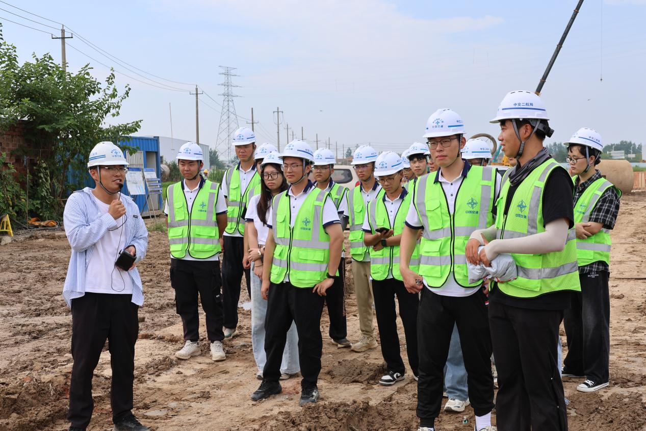 【一线传声】深入一线！中交二航局潍宿铁路项目组织新员工到施工现场参观学习.docx