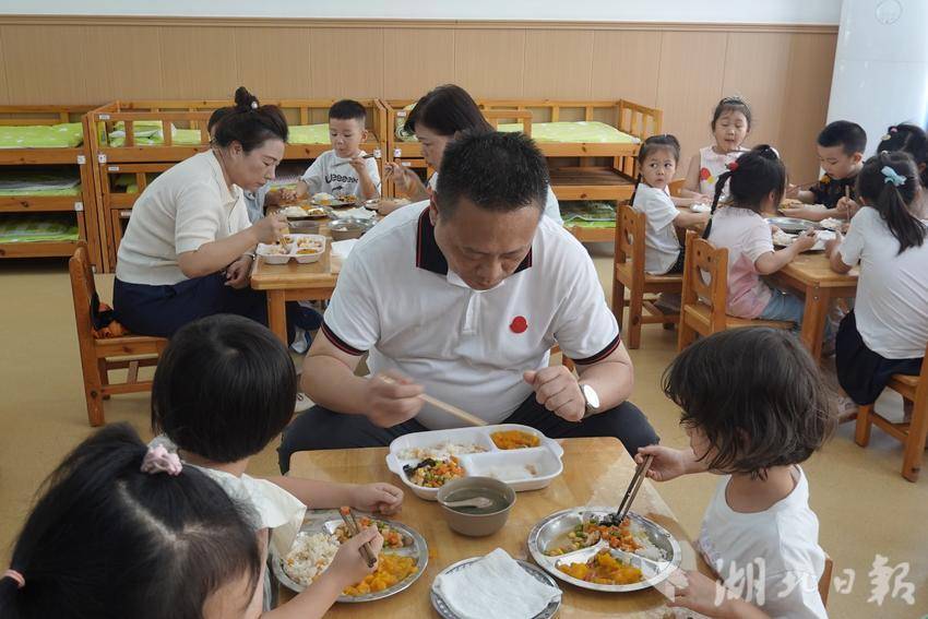 零距离守护舌尖安全，社区人大代表走进幼儿园暖心陪餐-1.doc