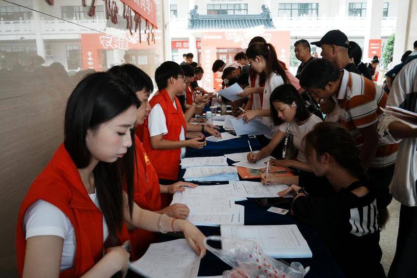 武汉体育学院武当山国际武术学院2025级新生陆续入学报到.docx