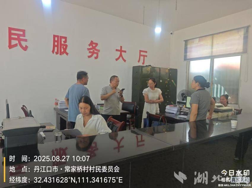 丹江口市农经中心深入土关垭镇常家桥村 扎实推进土地延包试点工作.docx