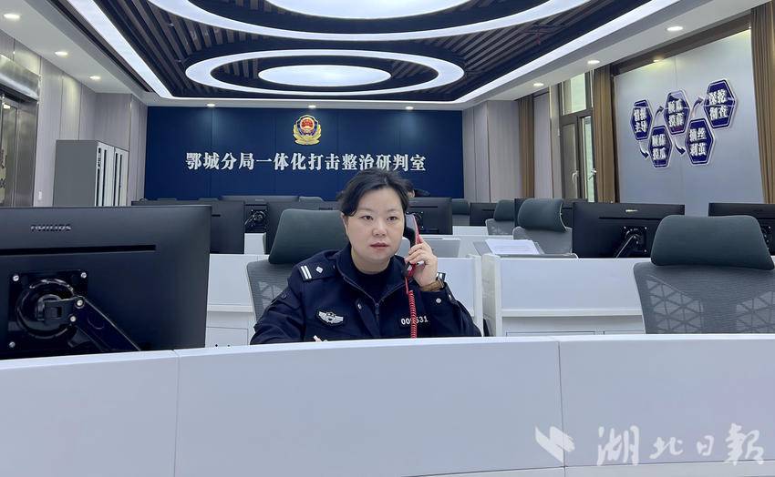 刘丽君在调度相关警情