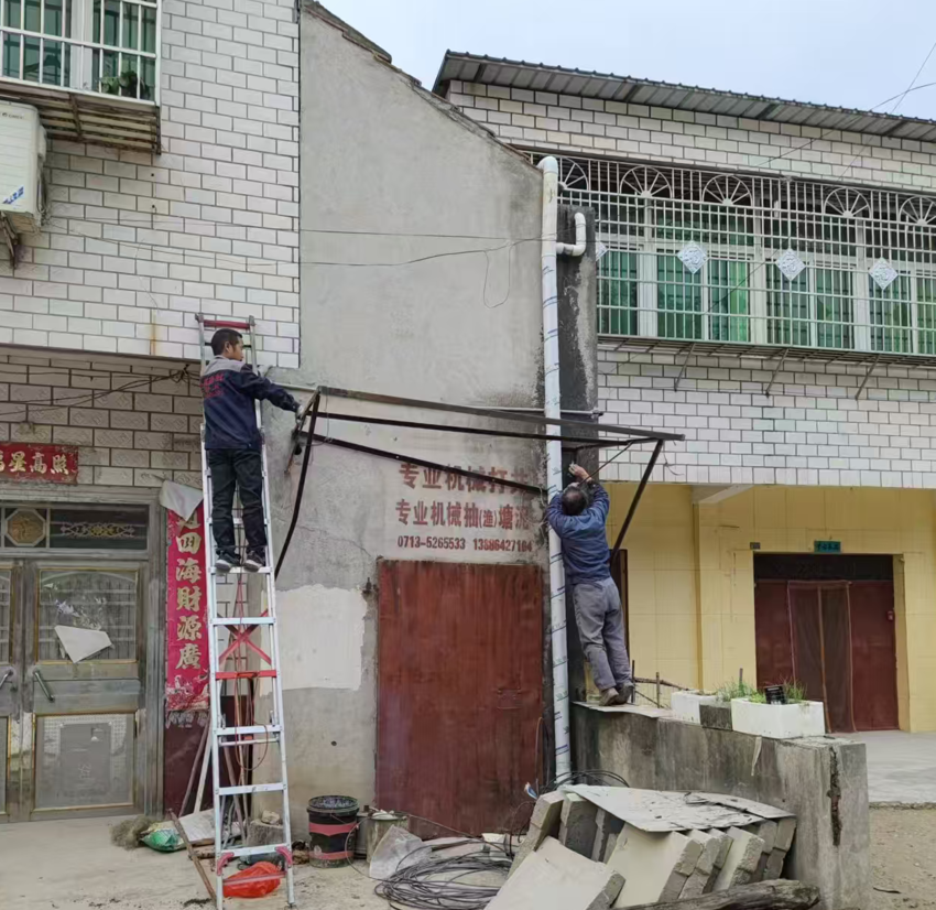 拆围栏、拓道路、装路灯——红安县大河畈村“美丽红城攻坚战”见实效.docx