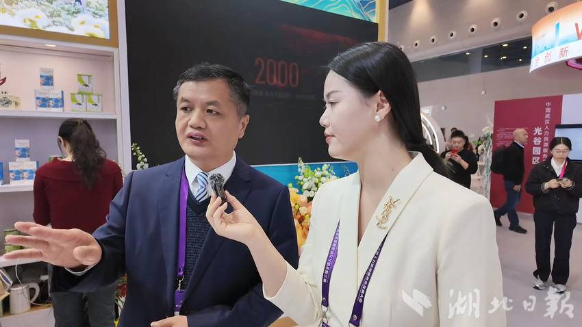 媒体对黄冈展区进行直播探访。