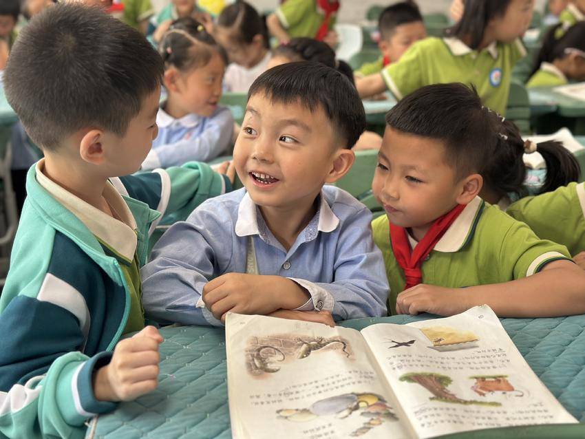 利川市民族实验幼儿园开展幼小衔接活动幼儿沉浸式体验小学新生活.doc