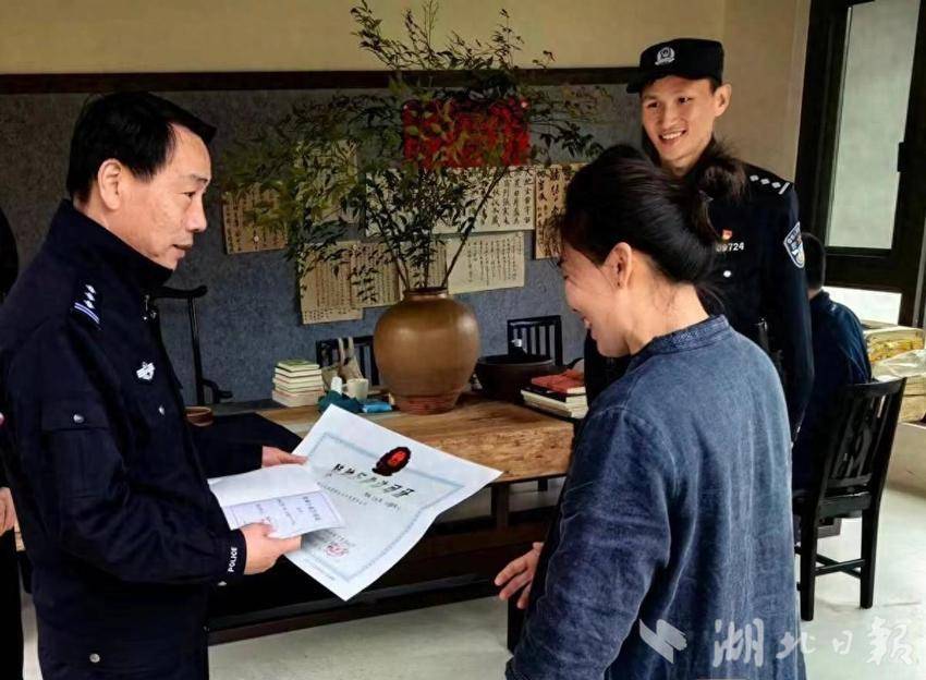 民警为企业上门送证