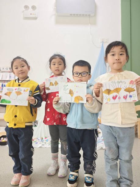 金黄落叶+萌娃笑脸 银杏通讯报道.docx