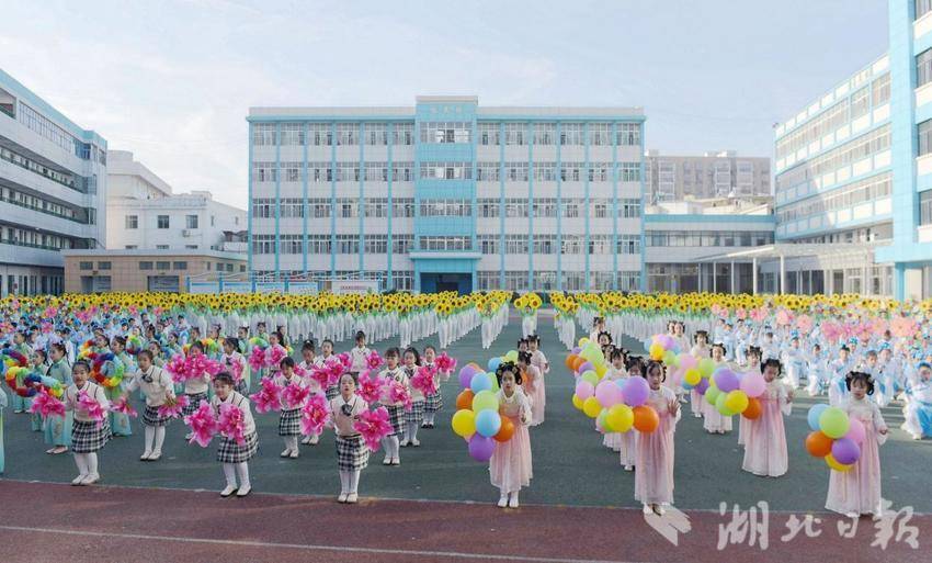 麻城市实验二小举行经典诵读展演活动.docx