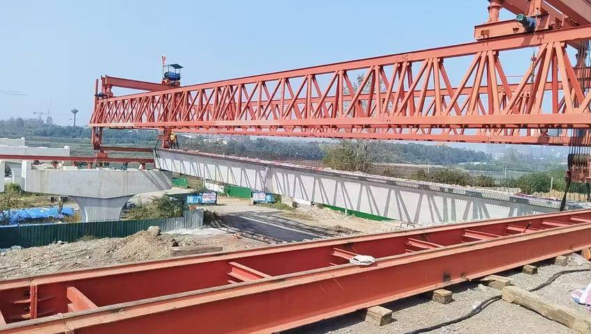 安陆市：府河三桥首片40米箱梁成功架设.docx