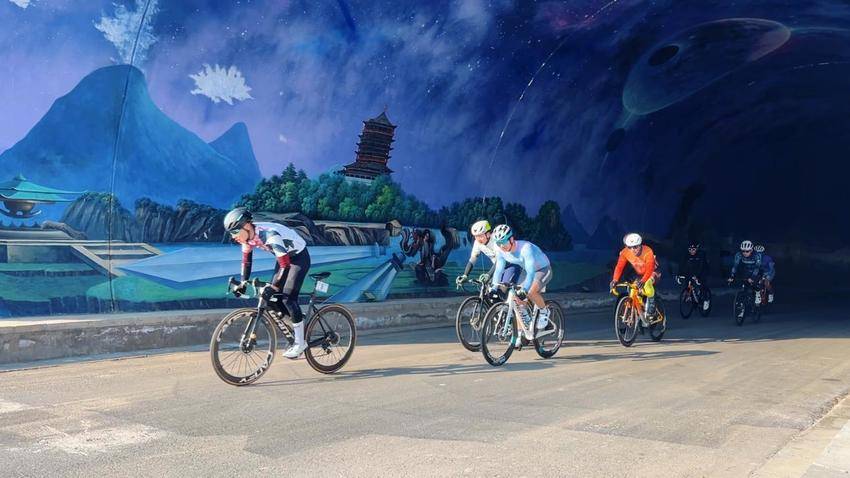 （对上） 300余名骑手逐风武当  环太极湖骑行盛宴燃动山水间(1)(1).docx