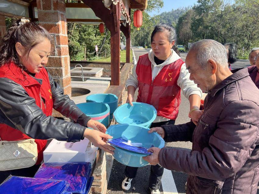 灵乡镇：手作重阳好滋味 积分兑换暖人心.docx