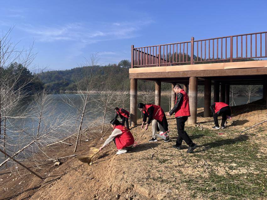 龙湖湿地管理局扎实开展湖北省首届“湿地保护宣传周”宣传活动.doc