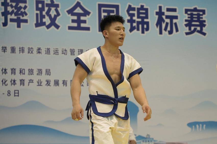 “以沉稳之姿，铸冠军底色”——记武汉体育学院中国式摔跤队队长刘潇扬.docx