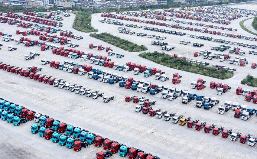 在东风商用车有限公司交付中心，各类东风卡车整齐停放。通讯员 刘昆 摄