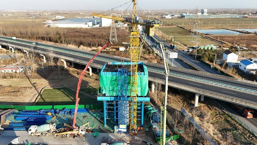 【交通强国】潍宿高铁项目跨S49新扬高速最大连续梁0号块混凝土顺利浇筑.docx