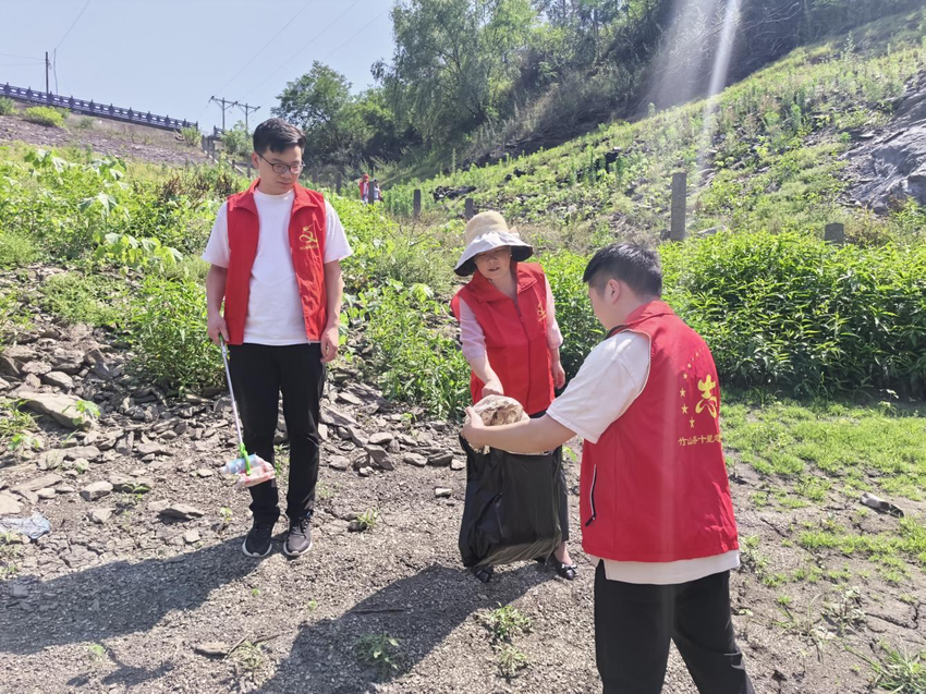 竹山縣公共資源交易中心開展志愿服務(wù)活動