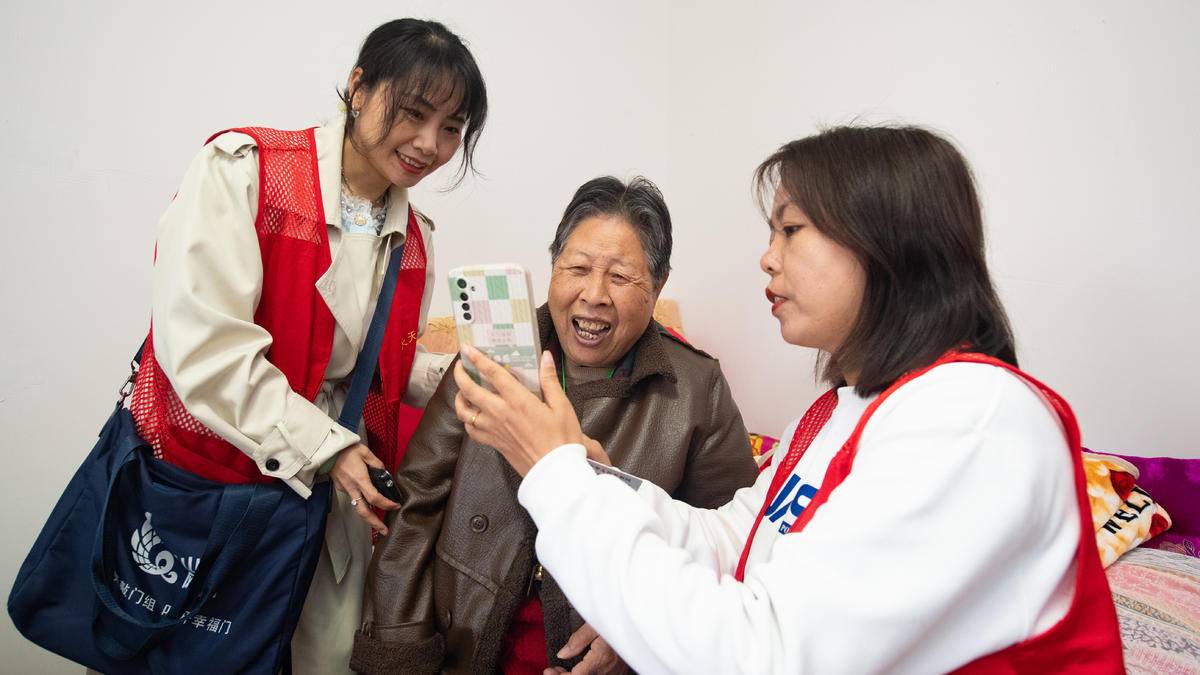 “小巷總理”向總書記報喜：咱們的日子越過越紅火