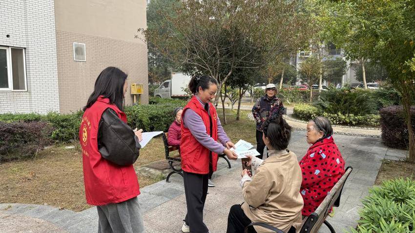 荆州市郢城镇茶庵寺社区积极入户开展反诈、医保政策宣传.docx