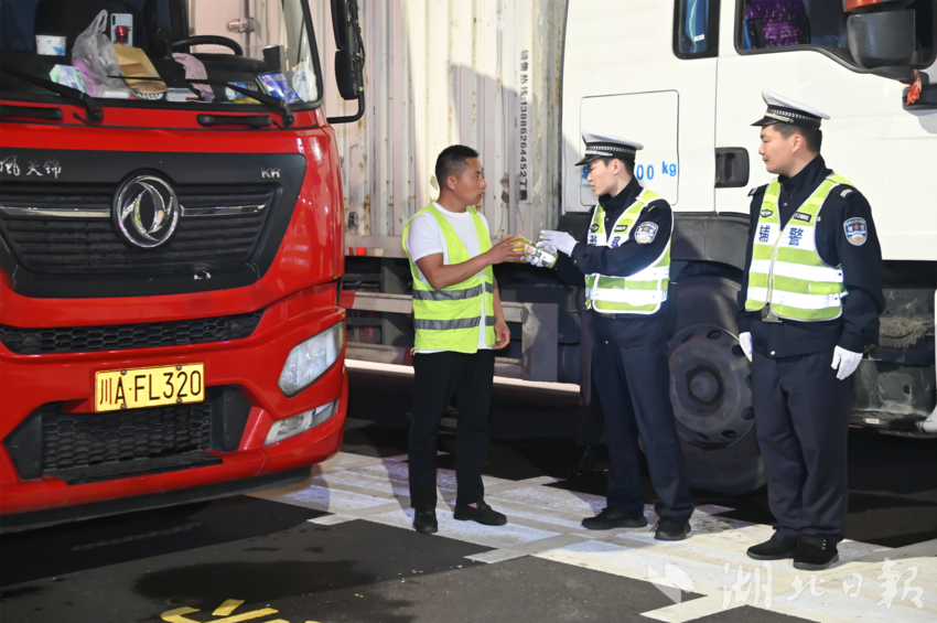 （民辅警提醒货车司机不要疲劳驾驶）