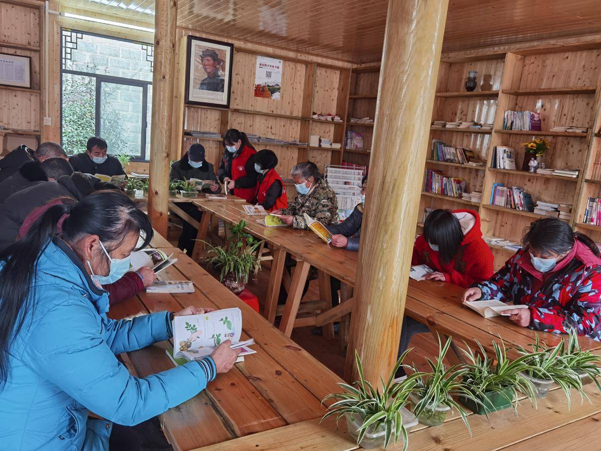 【春耕时节】华容镇农民农家书屋“取经” - 湖北日报新闻客户端