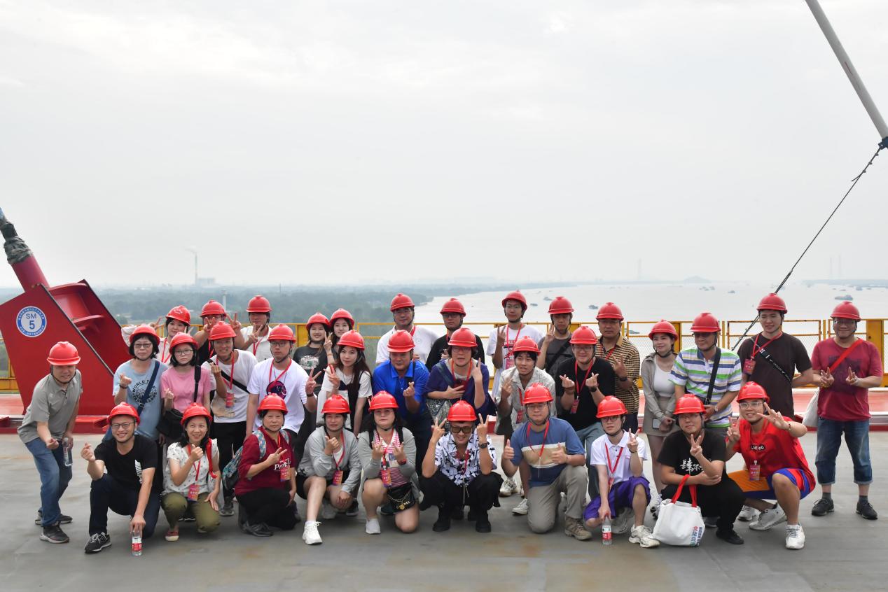 【一线传声】同吟一首诗 共叙两岸情-第四届两岸青年学子到中交二航局巢马铁路项目参观交流.docx