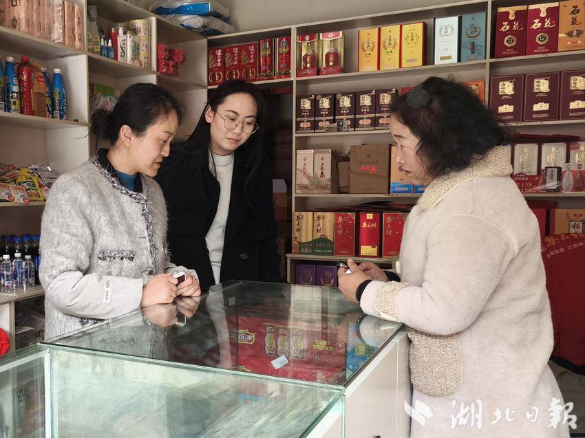 图为走访零售户调研“码上纠风”使用情况
