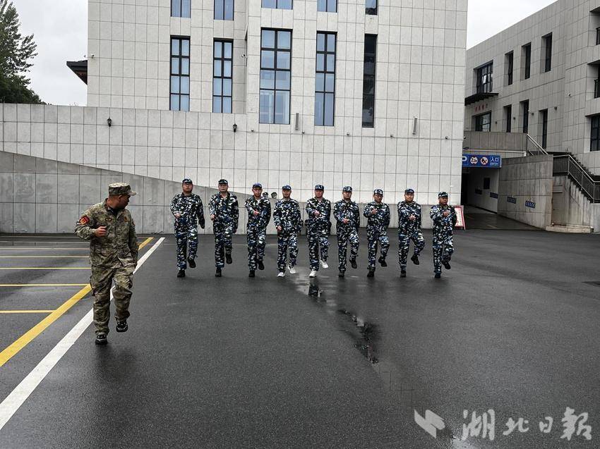 市委党校第四期中青班军训活动圆满结束6.11.docx