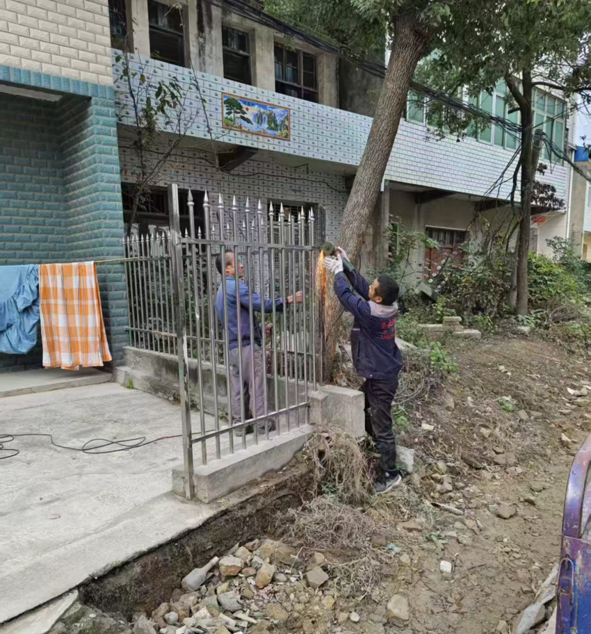 拆围栏、拓道路、装路灯——红安县大河畈村“美丽红城攻坚战”见实效.docx