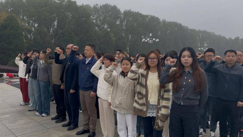 黄冈师范学院商学院党员师生赴红安知青茶场开展参观学习活动.doc