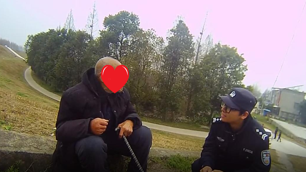 辅警高梓超倾听老人诉说
