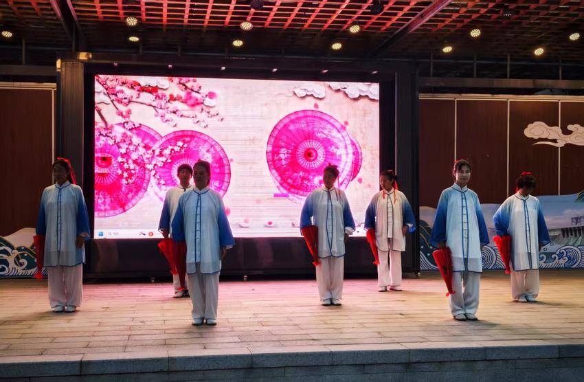 市巾帼志愿者协会开展“清洁家园 从你我做起”夜话活动.doc