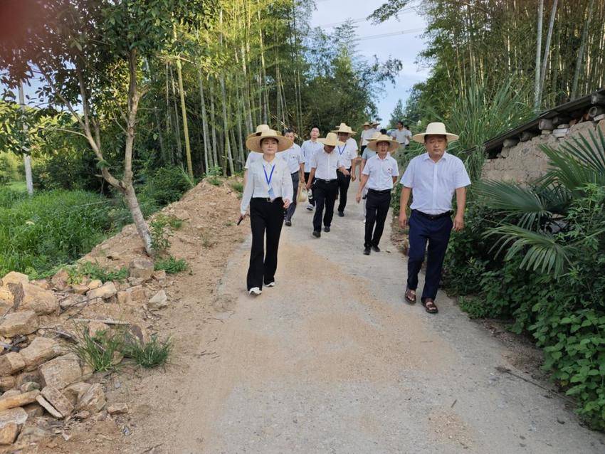 人大代表视察民生实事项目 推动惠民工程落地见效.doc