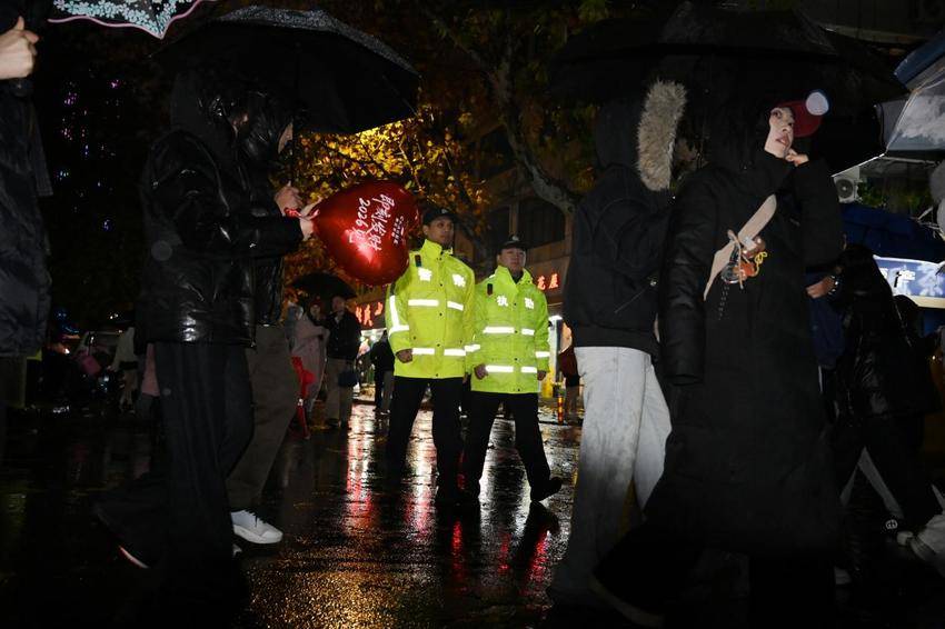 20260101 雨夜守跨年 藏蓝护祥和.docx