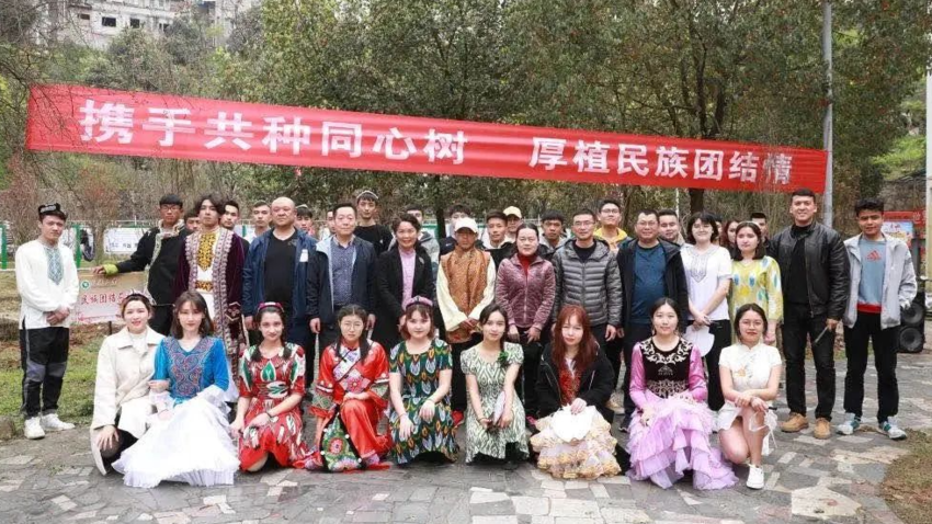 米尔卡米力十杰青年采访稿.docx