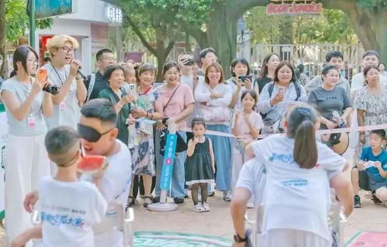 多元业态齐发力 惠民服务促消费！中百集团激活夏日经济活力.docx