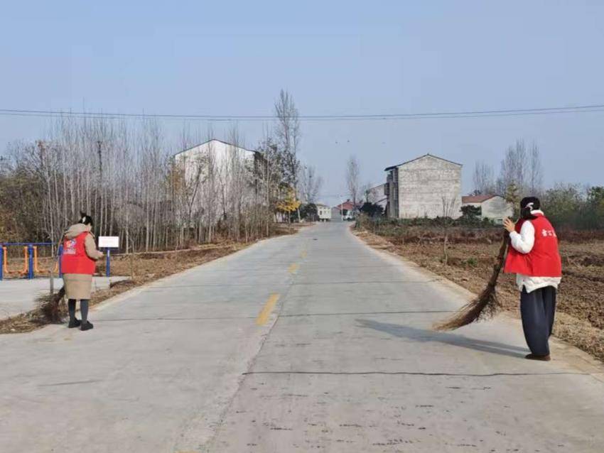 安陆市雷公镇：全民携手开展“村庄清洁日” 共同擦亮美丽乡村底色.docx