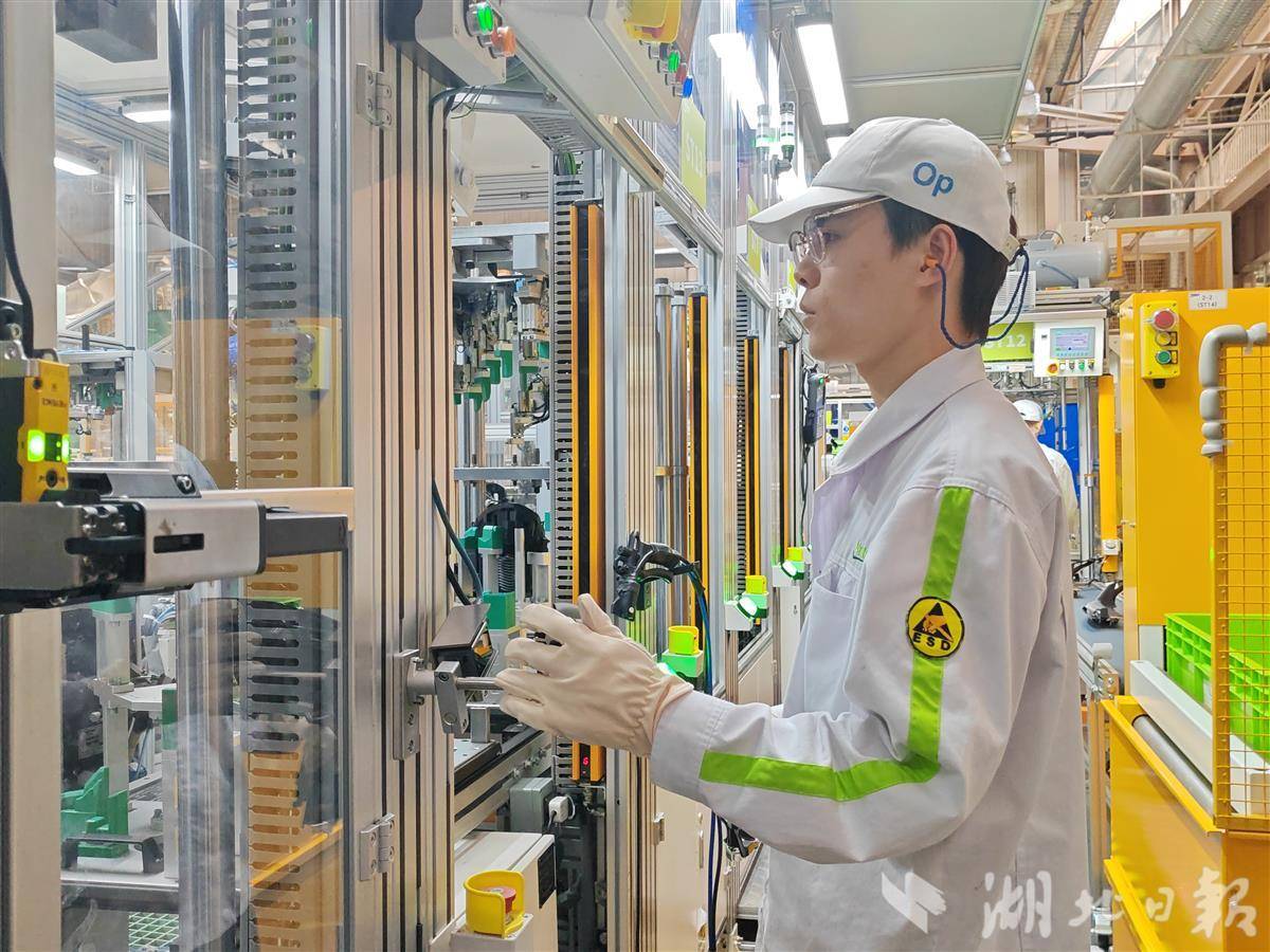3月19日，湖北法雷奥车灯有限公司工厂。（左晨摄）