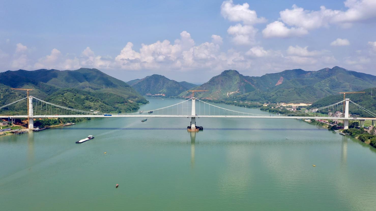 【交通强国】“桂冠”加冕！苍容浔江大桥主塔塔冠安装完成.docx