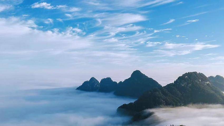 武当山国庆假期再现云海奇观 索道穿梭如入“天宫”(1).docx