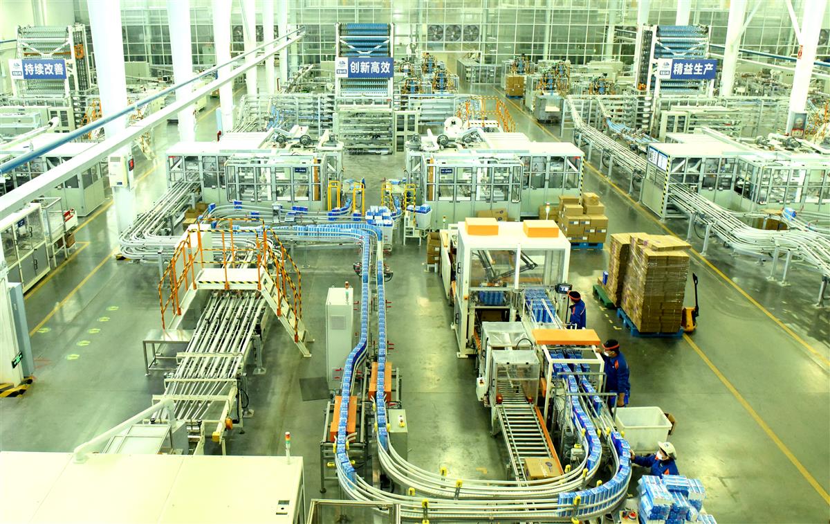 在孝南高新园区维达护理（湖北）公司生产车间内，工人们正在赶制纸品订单。.JPG