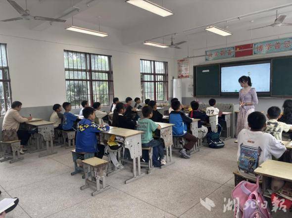 2025年秋畈雄小学教联体“课内比教学”赛课活动简报(1).docx