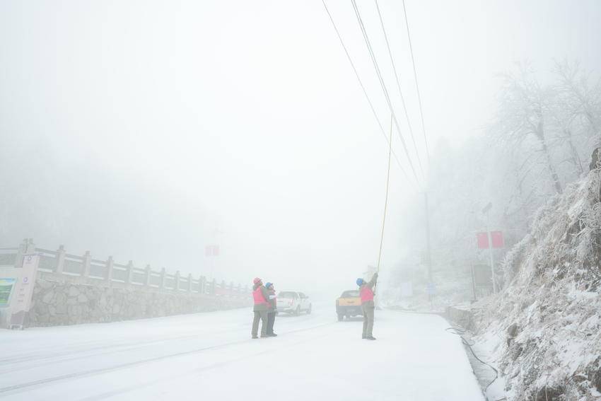 1月20日，国网通城县供电公司麦市供电所组织共产党员服务队在天岳关巡线，清除电线上厚厚的覆冰。确保冰雪冻雨天气电网稳定运行（杨微微）