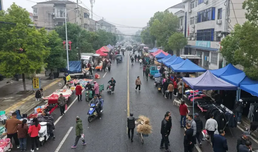 =马家寨乡“逢十集市”火热开场，点燃乡村振兴新引擎.docx